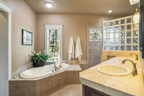 Bath - 54641 Silver Fox Dr, Bend, OR 97707 photo 1 of 5
