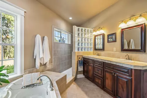 Bath - 54641 Silver Fox Dr, Bend, OR 97707 photo 2 of 5