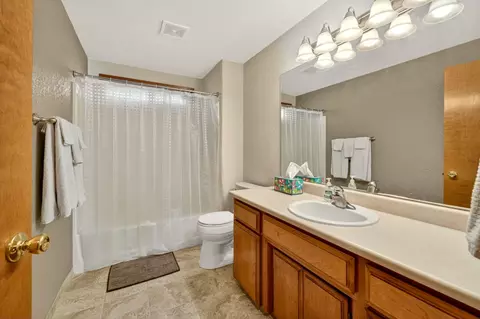 Bath - 148 Meadow View Dr, Phoenix, OR 97535 photo 4 of 4