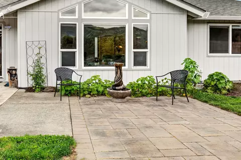 Exterior - 148 Meadow View Dr, Phoenix, OR 97535 photo 1 of 7