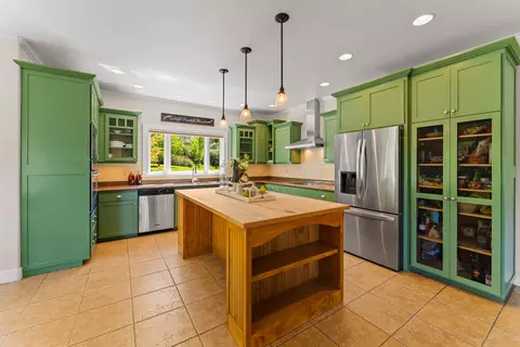 Kitchen - 931 Hogan Rd, Applegate, OR 97530 photo 2 of 7