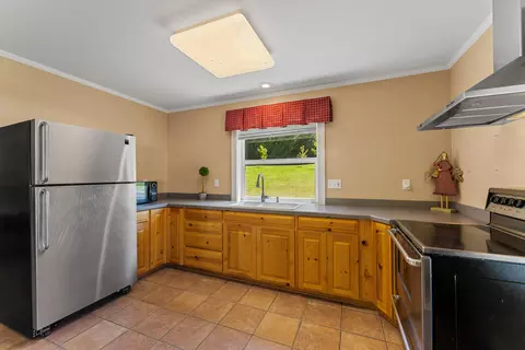 Kitchen - 931 Hogan Rd, Applegate, OR 97530 photo 6 of 7