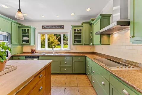 Kitchen - 931 Hogan Rd, Applegate, OR 97530 photo 3 of 7