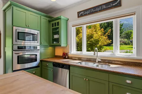 Kitchen - 931 Hogan Rd, Applegate, OR 97530 photo 5 of 7