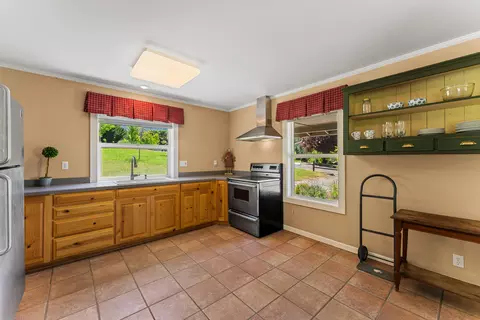 Kitchen - 931 Hogan Rd, Applegate, OR 97530 photo 7 of 7