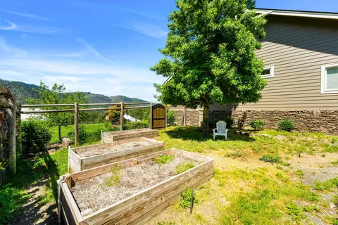 Exterior - 931 Hogan Rd, Applegate, OR 97530 photo 26 of 30