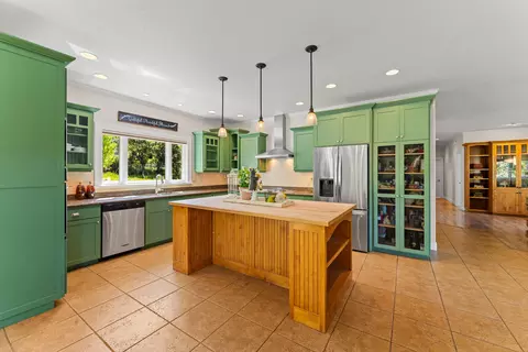 Kitchen - 931 Hogan Rd, Applegate, OR 97530 photo 4 of 7