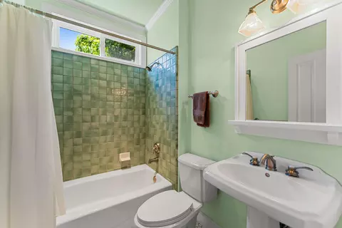 Bath - 931 Hogan Rd, Applegate, OR 97530 photo 3 of 4