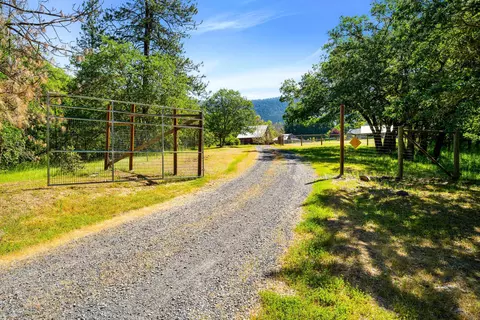 Exterior - 931 Hogan Rd, Applegate, OR 97530 photo 2 of 30