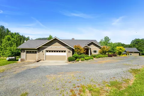 Exterior - 931 Hogan Rd, Applegate, OR 97530 photo 3 of 30