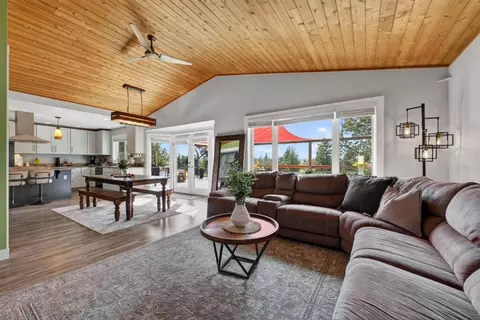 64911 Glacier View Dr, Bend, OR 97703 photo 3