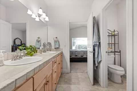 Bath - 115 Sandridge Way, Eagle Point, OR 97524 photo 2 of 4