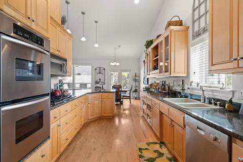 Kitchen - 115 Sandridge Way, Eagle Point, OR 97524 photo 3 of 4