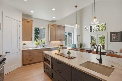 Kitchen - 26 NW Skyliner Summit Loop, Bend, OR 97703 photo 4 of 6