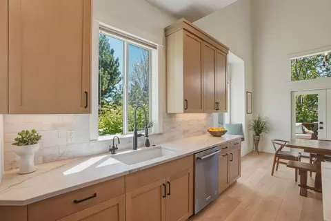 Kitchen - 26 NW Skyliner Summit Loop, Bend, OR 97703 photo 6 of 6