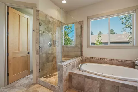 Bath - 26 NW Skyliner Summit Loop, Bend, OR 97703 photo 3 of 4