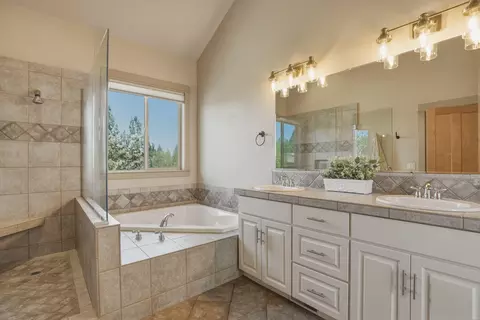 Bath - 26 NW Skyliner Summit Loop, Bend, OR 97703 photo 4 of 4