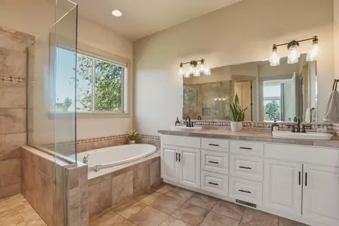Bath - 26 NW Skyliner Summit Loop, Bend, OR 97703 photo 2 of 4