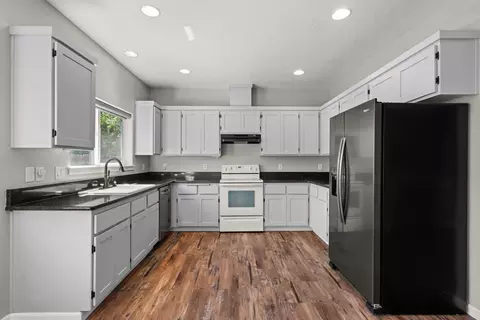 Kitchen - 141 Alta Ln, Central Point, OR 97502 photo 1 of 3