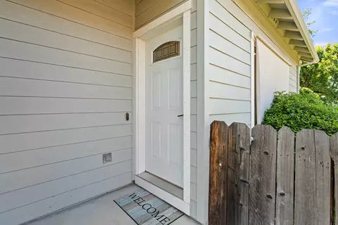 Entry Way - 141 Alta Ln, Central Point, OR 97502 photo 1 of 1