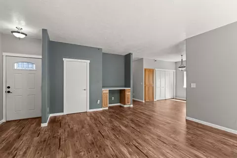 Living - 141 Alta Ln, Central Point, OR 97502 photo 2 of 4