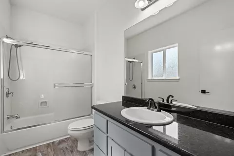 Bath - 141 Alta Ln, Central Point, OR 97502 photo 1 of 2