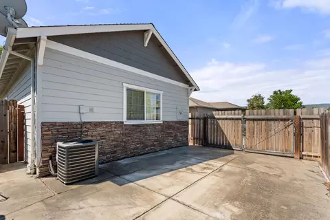 Exterior - 141 Alta Ln, Central Point, OR 97502 photo 6 of 6