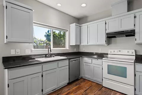 Kitchen - 141 Alta Ln, Central Point, OR 97502 photo 2 of 3