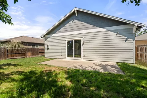 Exterior - 141 Alta Ln, Central Point, OR 97502 photo 4 of 6