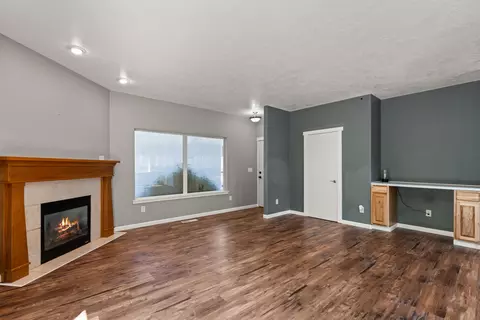 Living - 141 Alta Ln, Central Point, OR 97502 photo 3 of 4