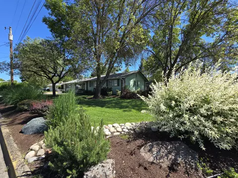 1121 SW Cottonwood St, Grants Pass, OR 97526