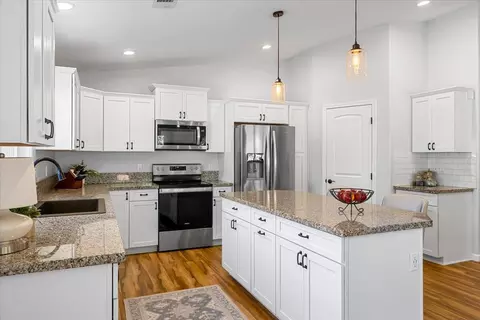 Kitchen - 353 Cedar Ridge Dr, Cave Junction, OR 97523 photo 2 of 5