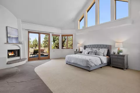 Bedroom - 64155 Hunnell Rd, Bend, OR 97703 photo 3 of 7