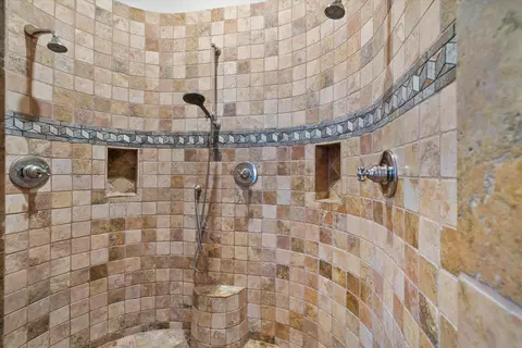 Bath - 64155 Hunnell Rd, Bend, OR 97703 photo 3 of 4