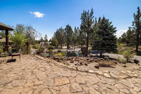 Exterior - 64155 Hunnell Rd, Bend, OR 97703 photo 25 of 28