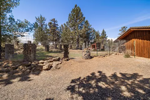 Exterior - 64155 Hunnell Rd, Bend, OR 97703 photo 22 of 28