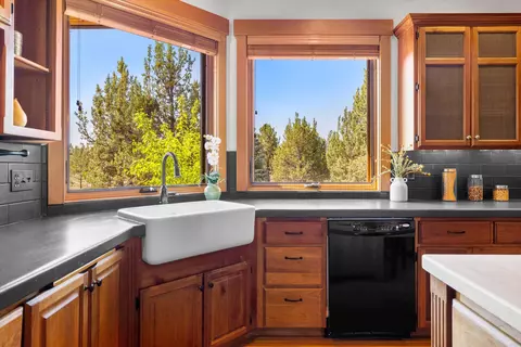 Kitchen - 64155 Hunnell Rd, Bend, OR 97703 photo 1 of 7