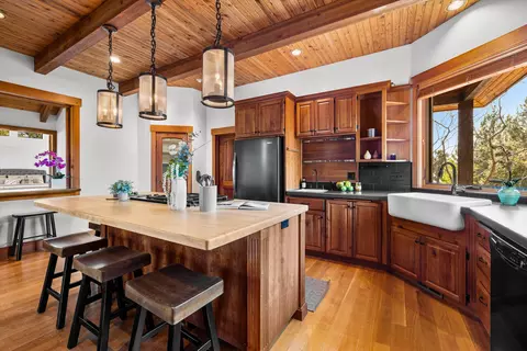 Kitchen - 64155 Hunnell Rd, Bend, OR 97703 photo 3 of 7