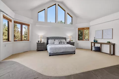 Bedroom - 64155 Hunnell Rd, Bend, OR 97703 photo 2 of 7