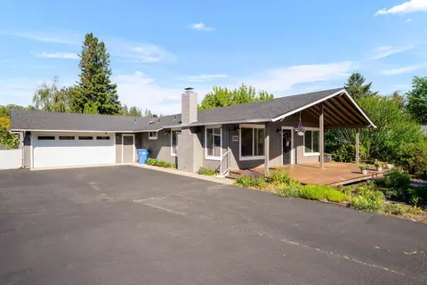 2094 Montgomery Ln, Grants Pass, OR 97527