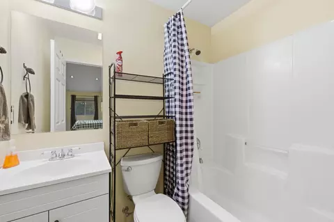 Bath - 149068 Mabel Dr, La Pine, OR 97739 photo 8 of 8