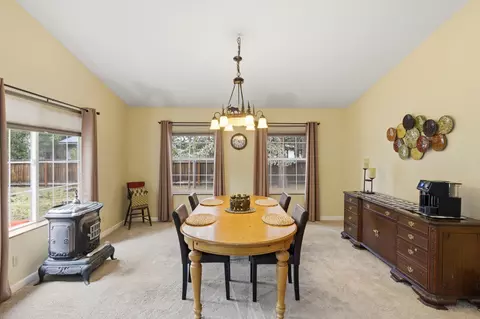 Dining - 149068 Mabel Dr, La Pine, OR 97739 photo 1 of 2