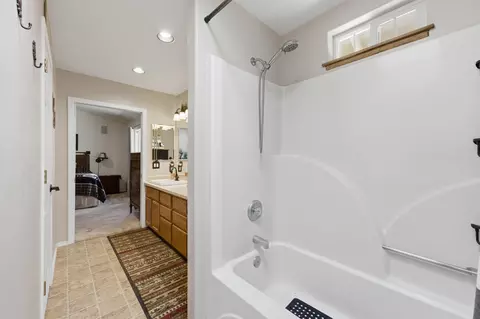Bath - 149068 Mabel Dr, La Pine, OR 97739 photo 3 of 8