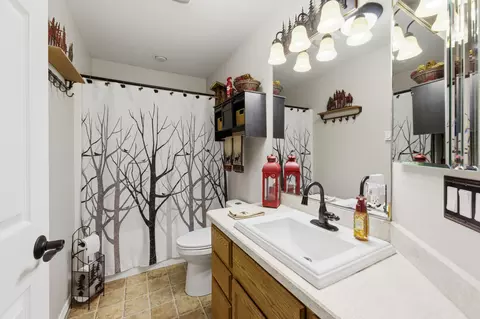 Bath - 149068 Mabel Dr, La Pine, OR 97739 photo 6 of 8