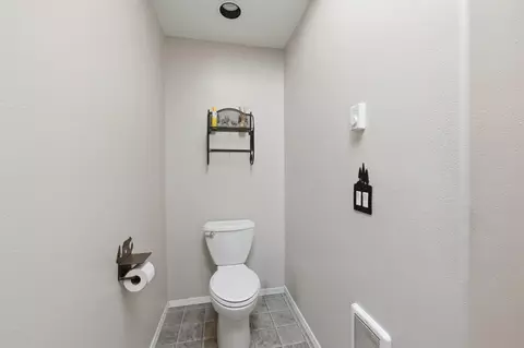 Bath - 149068 Mabel Dr, La Pine, OR 97739 photo 5 of 8