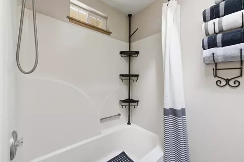 Bath - 149068 Mabel Dr, La Pine, OR 97739 photo 4 of 8