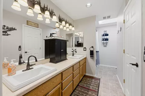 Bath - 149068 Mabel Dr, La Pine, OR 97739 photo 2 of 8