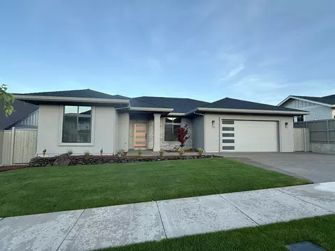 470 Autumn Hills Dr, Medford, OR 97504