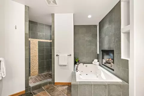 Bath - 60766 Golf Village Loop, Bend, OR 97702 photo 2 of 6