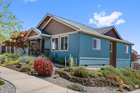 Exterior - 1008 Azure Way, Eagle Point, OR 97524 photo 4 of 10